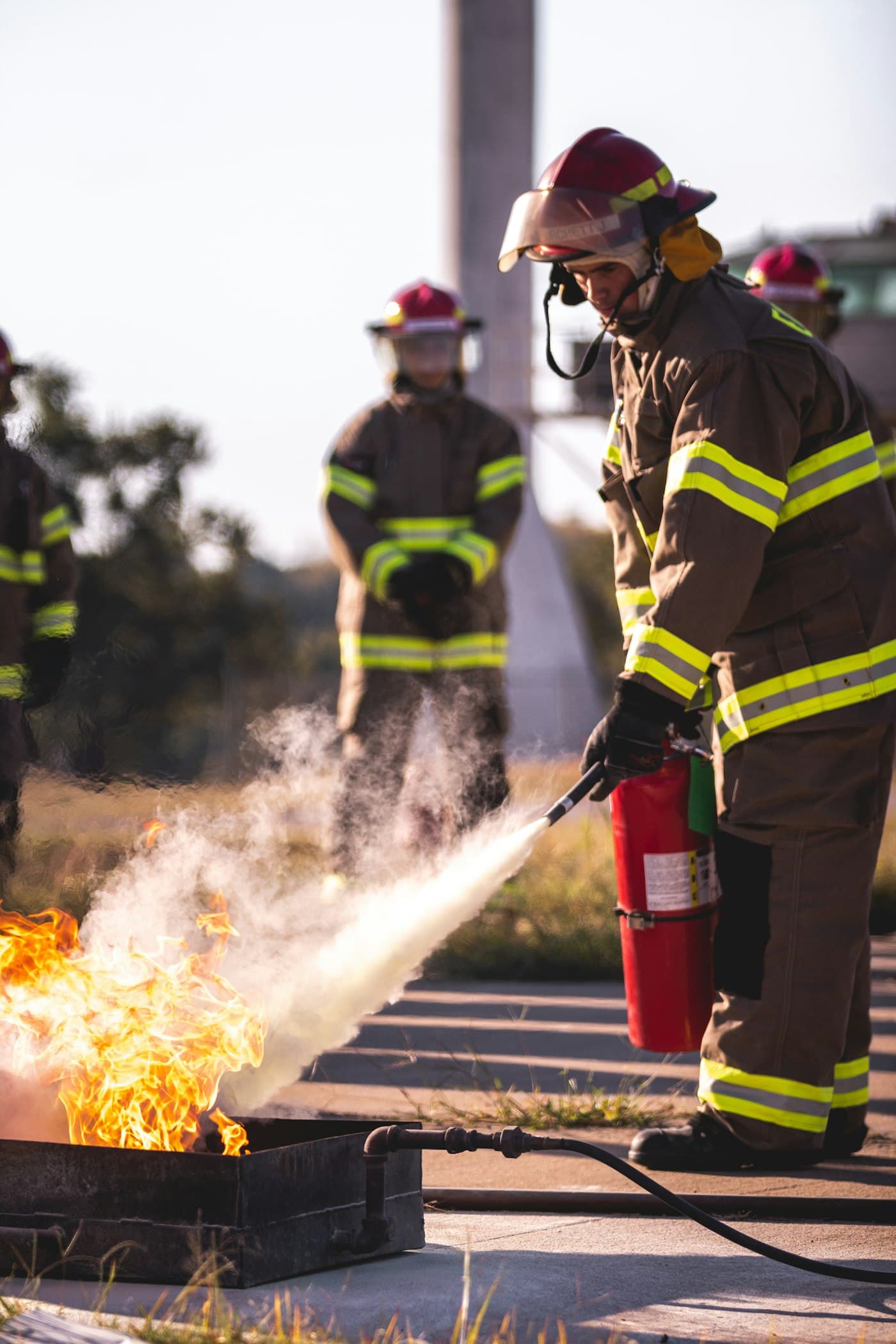 Práctica de combate de conato de incendio con extintor durante un simulacro