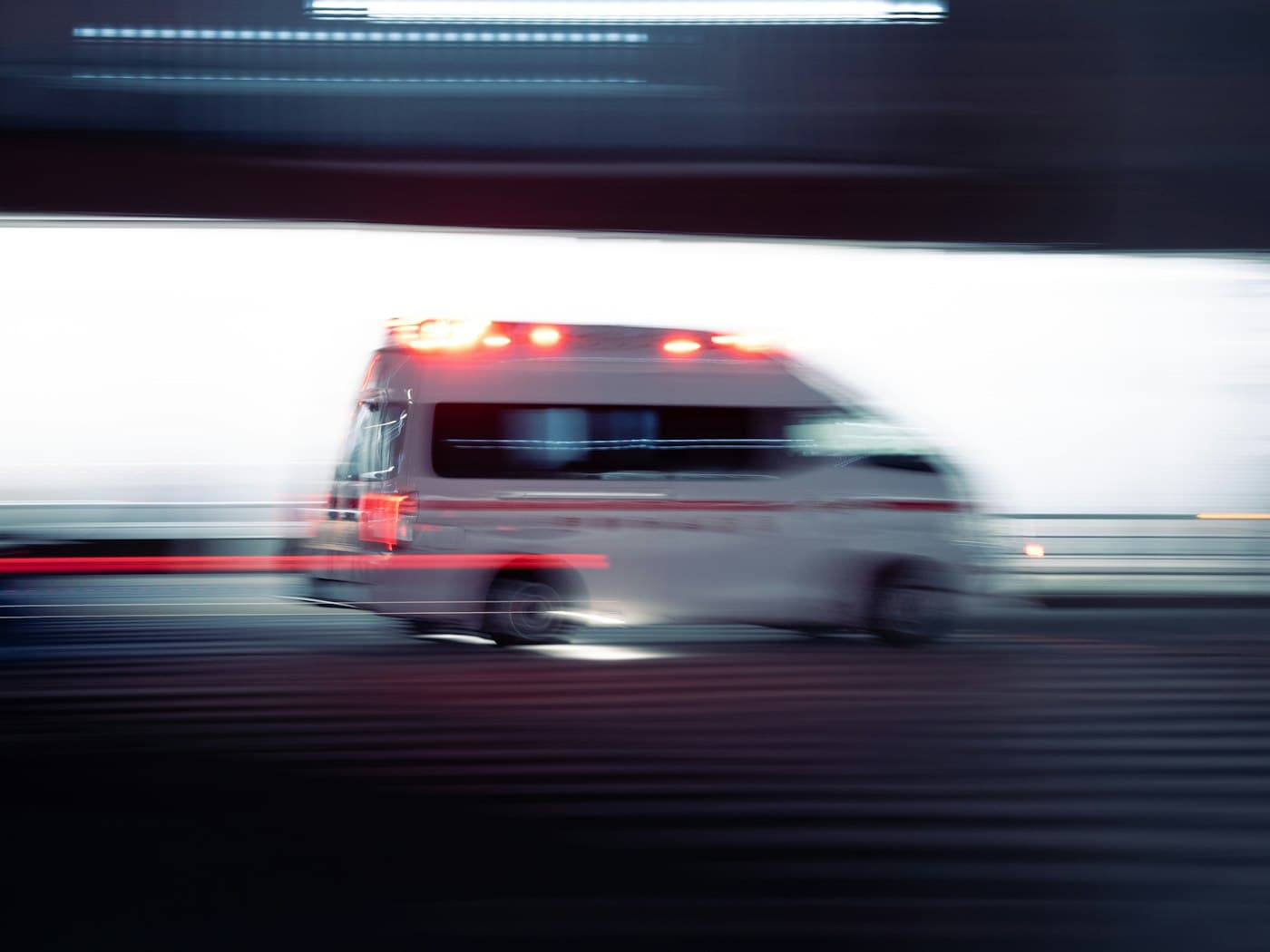 Ambulancia en traslado con luces de emergencia encendidas