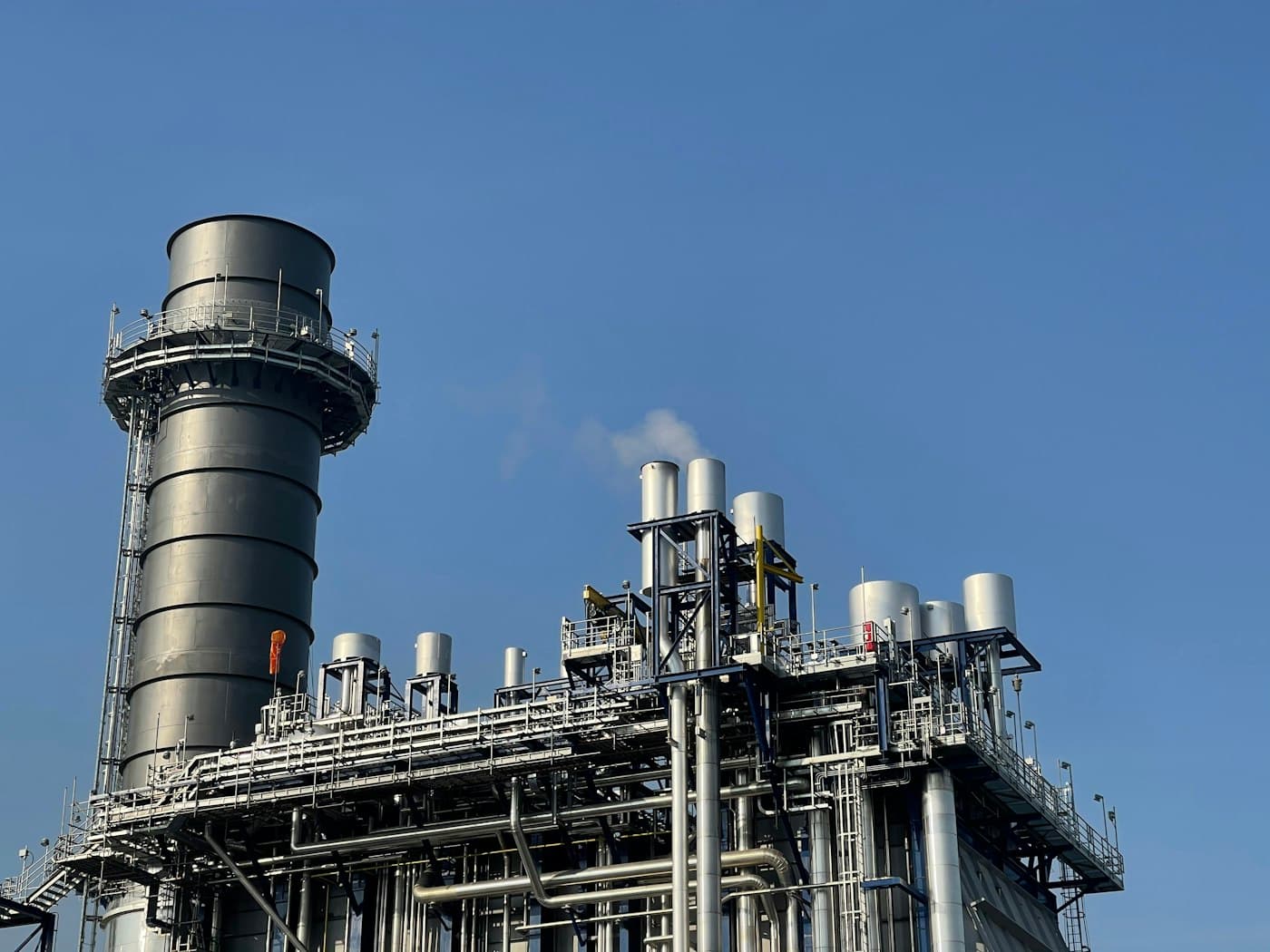 Instalación industrial con chimenea y tuberías de proceso