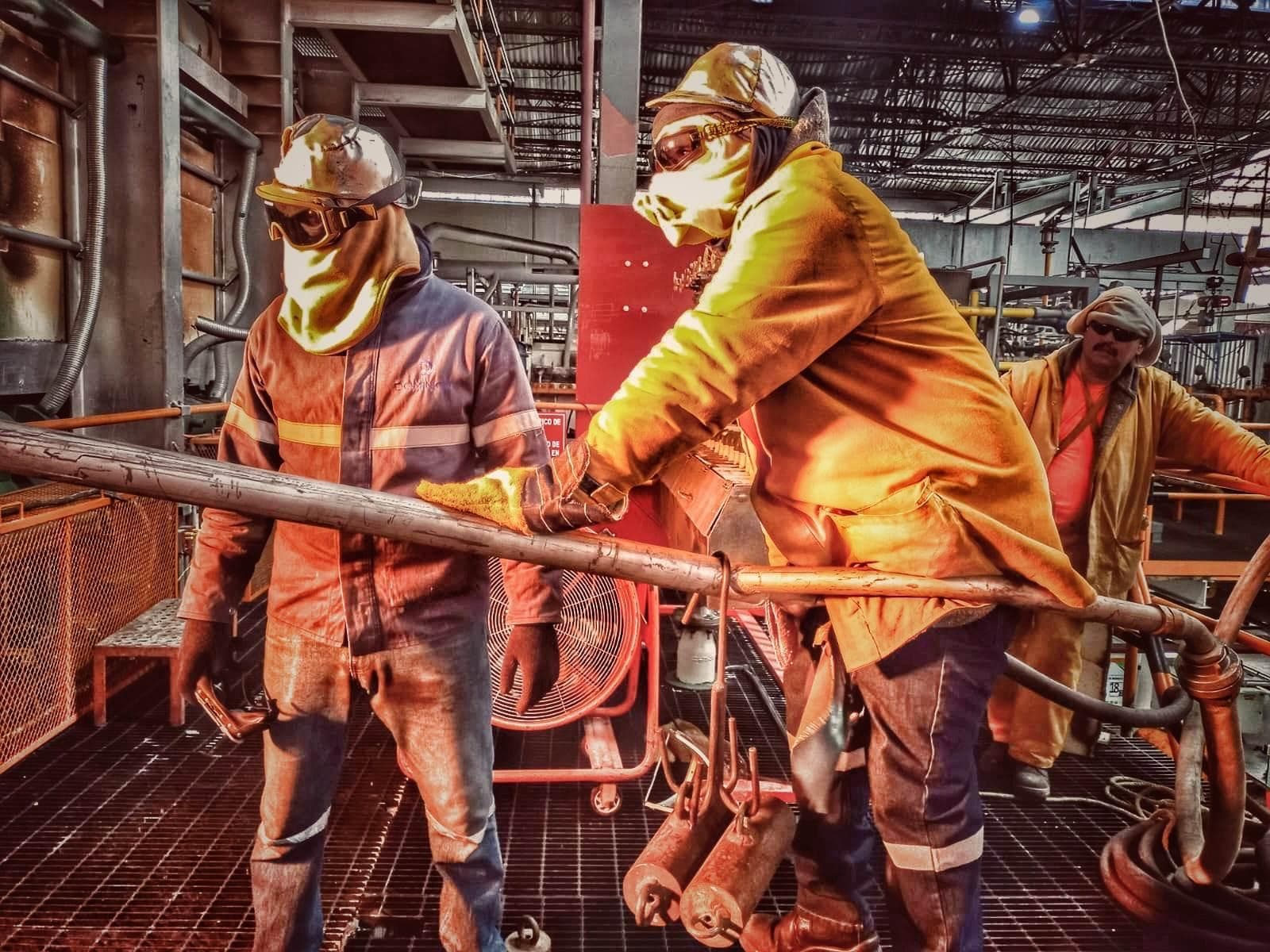 Personal de Grupo VAD con traje aluminizado operando en planta