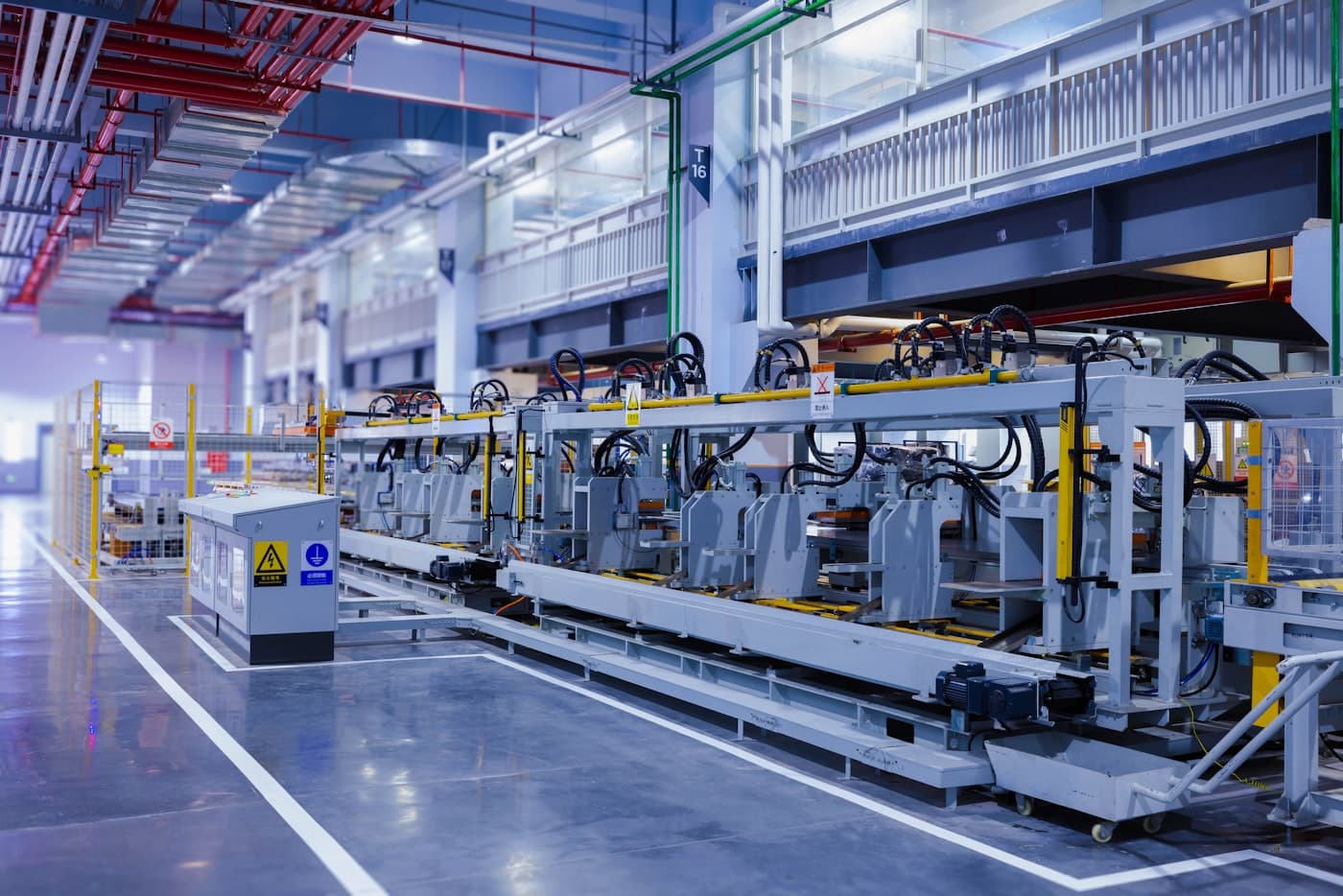 Línea de producción industrial con señalización y delimitación de áreas
